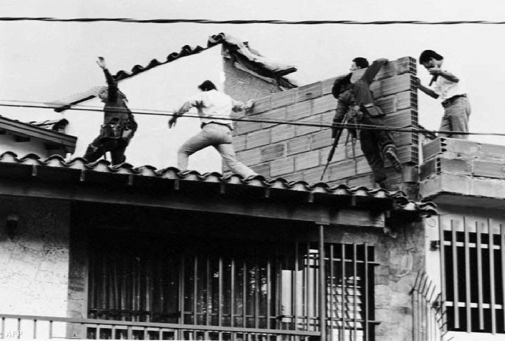 A kolumbiai hadsereg és a rendőrség különítménye megrohamozza Pablo Escobar rejtekhelyét 1993. december 2-án.