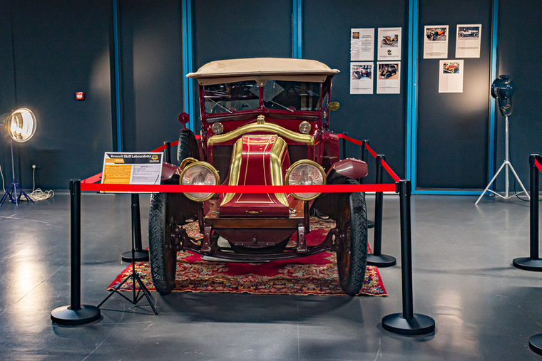 Ennek az 1914-es Renault-nak az egyik változata volt a Titanic rakterében szállított egyetlen autó.