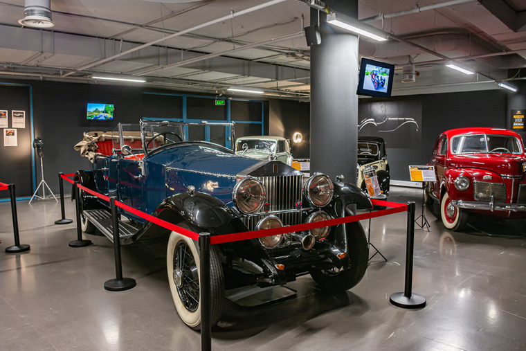 A lehengerlő méretű, 1929-es Rolls-Royce Phantom II a kiállítás egyik legértékesebb darabja, ezért is védik kordonnal.