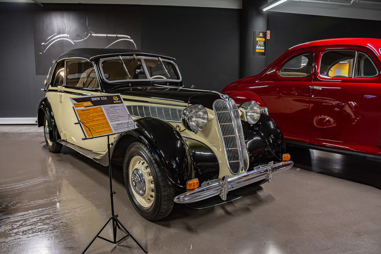 A korszak típusait kevésbé ismerők számára is könnyen BMW-ként azonosítható a hosszúkás vesékről felismerhető, 1939-es 326-os.