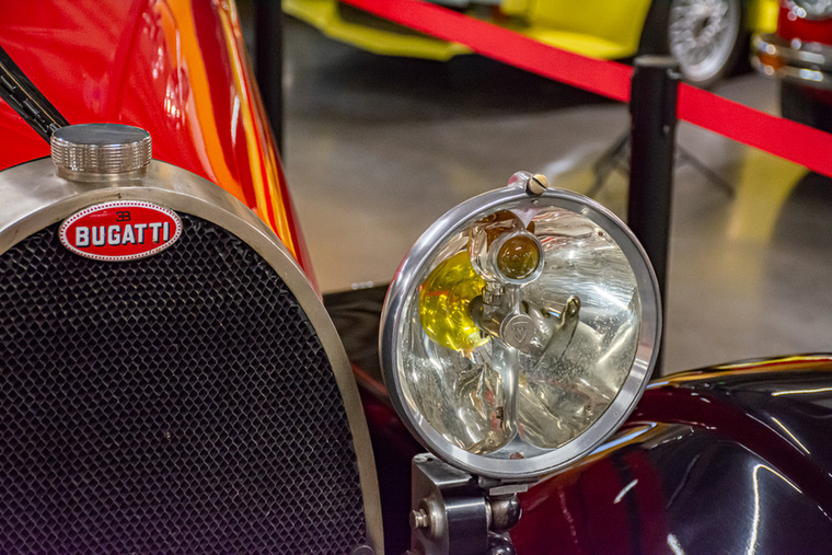 Bugatti Type 44 1927-ből jellegzetes, sárga fényszóróval és kevésbé jellegzetes, pirosra festett karosszériával.