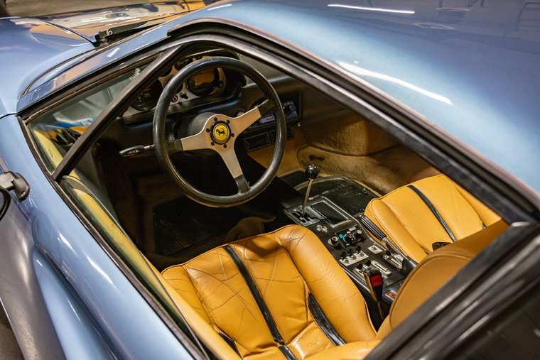 A sorozatokból ismert autók között egy Magnuméhoz hasonló, 1977-es, USA piacos Ferrari 308 GTB is körbejárható.