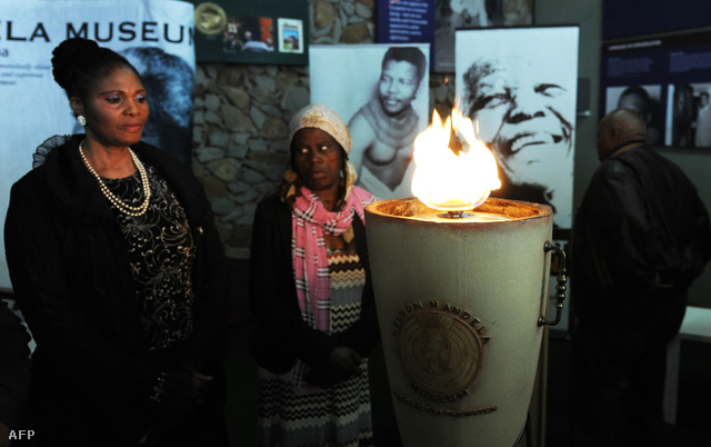Gyászolók Qunuban, a Nelson Mandela Múzeum előtt