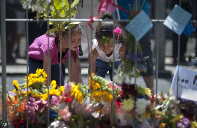 Gyászolók helyeznek virágokat a Cape Town-i városháza elé