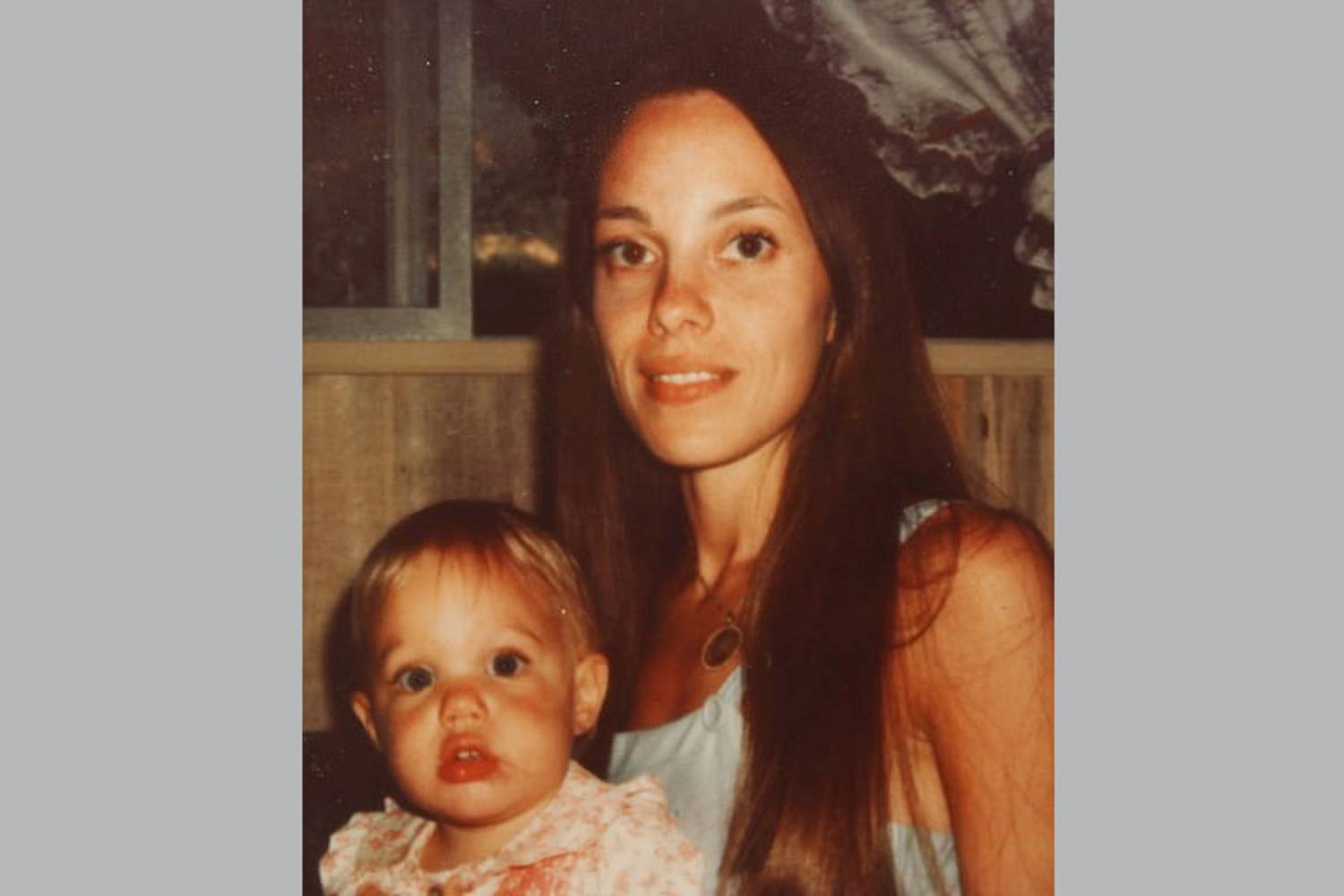 Az egy év körüli, szőke kislány a fotón az Oscar- és háromszoros Golden Globe-díjas Angelina Jolie, édesanyja Marcheline Bertrand ölében.