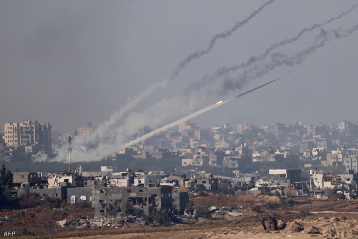 Ezen a képen, amely Izrael déli részéről készült a Gázai övezet határának közelében, egy Gázai övezet belsejéből Izrael felé kilőtt rakéta látható, miközben az izraeli erők és a Hamász fegyveresei között újraindultak a harcok 2023. december 1-jén
