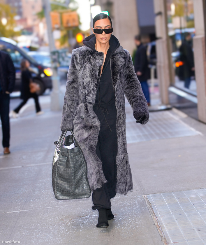 Kim Kardashian-t egy üzleti találkozóra sietve kapták lencsevégre New Yorkban