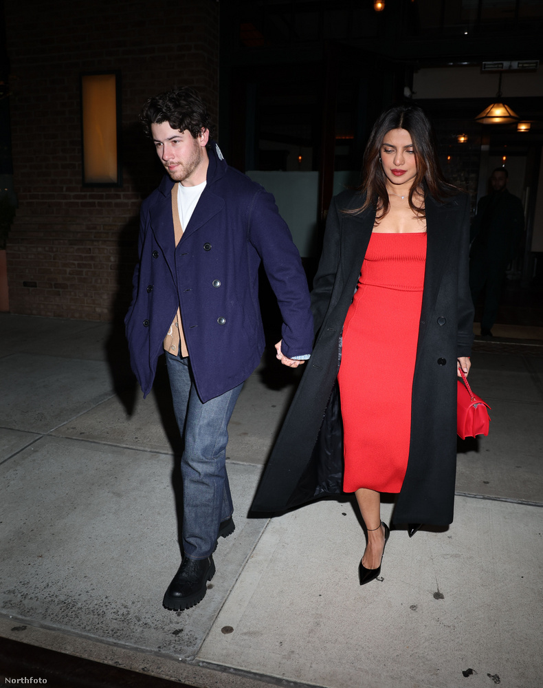 Visszatekintve New Yorkba, a lesifotósok egy másik Jonas-fivért, Nick Jonas-t is lekapták a felesége, Priyanka Chopra társaságában