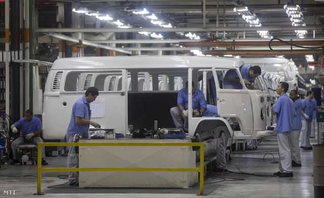Volkswagen Transporter Type 2-es kisbuszok összeszerelésén dolgoznak munkások a Volkswagen (VW) német járműgyártó brazíliai gyárában a Sao Paulo közelében fekvő Sao Bernando do Campóban