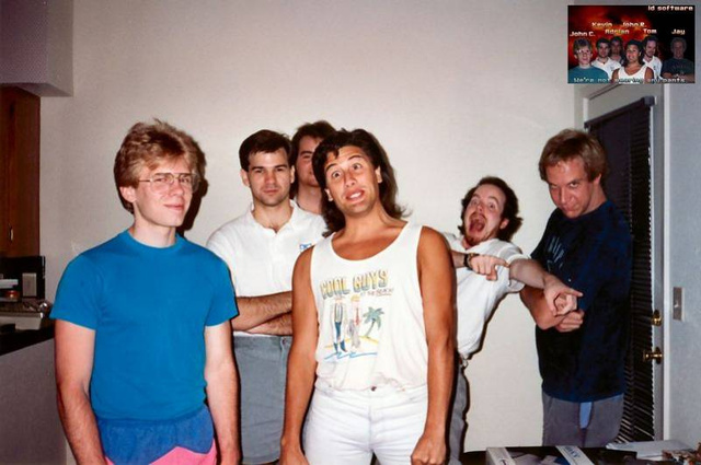 Az Id csapata 1992 környékén: John Carmack kék pólóban, mögötte Kevin Cloud és Adrian Carmack, atlétában John Romero, vagánykodva jobboldalt Tom Hall és Jay Wilbur