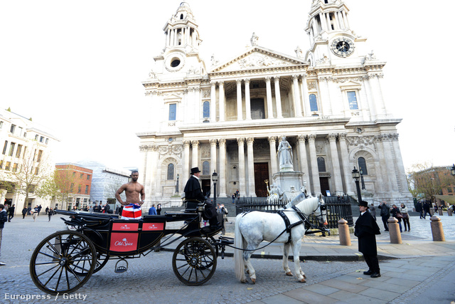Dereka körül törölközővel hintózgatott Londonban