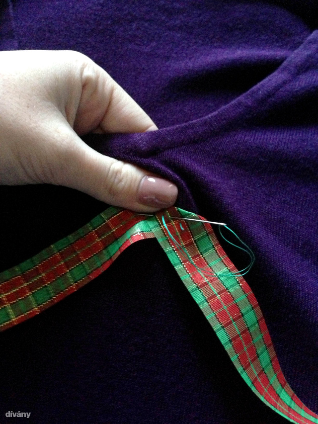 Öltögesse a fa csücskeit a pulcsihoz. Mivel a varrás a pulcsi belsejében van, ezért mindegy, milyen színű cérnát használ.
