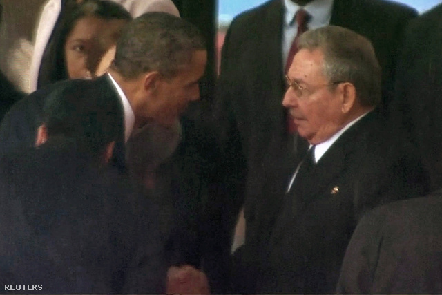Obama kezet fog Raul Castróval Mandela búcsúztatásán