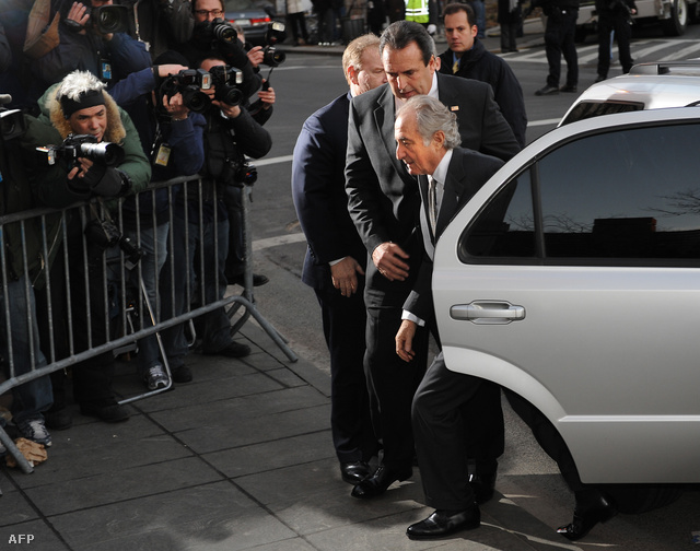 Bernard Madoff érkezik az amerikai szövetségi bíróságra 2009. március 12-én.