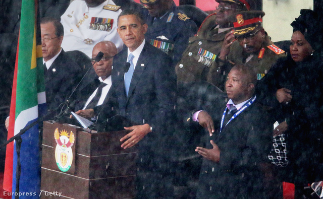 A képen Barack Obama a jelnyelvi tolmáccsal