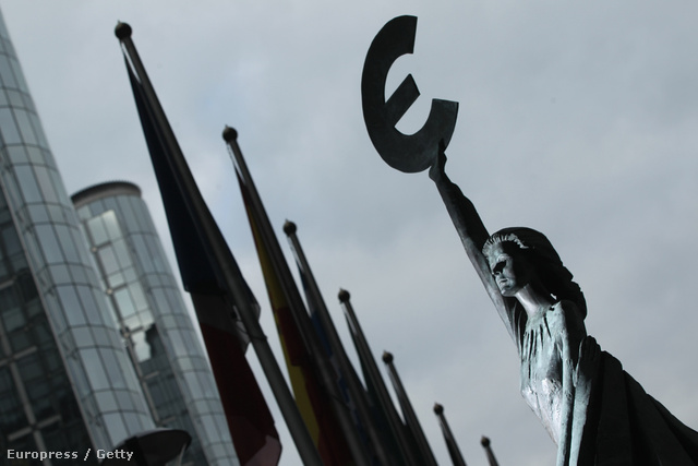 Eurót tartó női szobor az EP brüsszeli épülete előtt