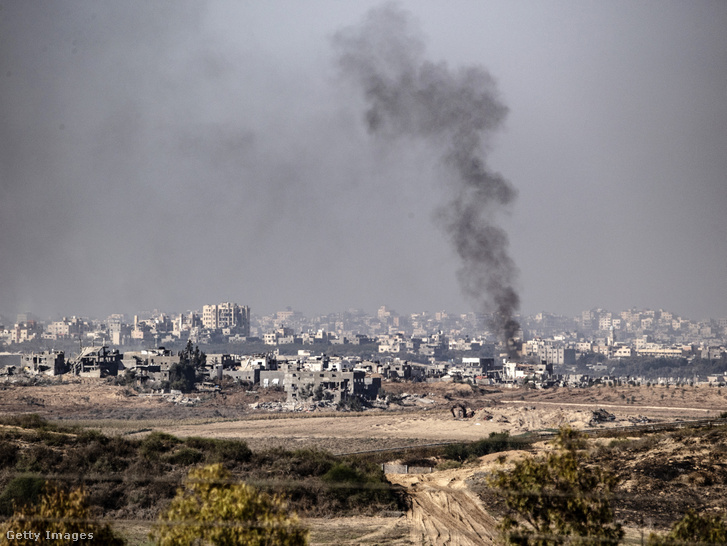 Füst száll fel a gázai lakónegyedből Szderótból nézve, miközben az izraeli támadások folytatódnak, az izraeli Szderótban 2023. december 2-án