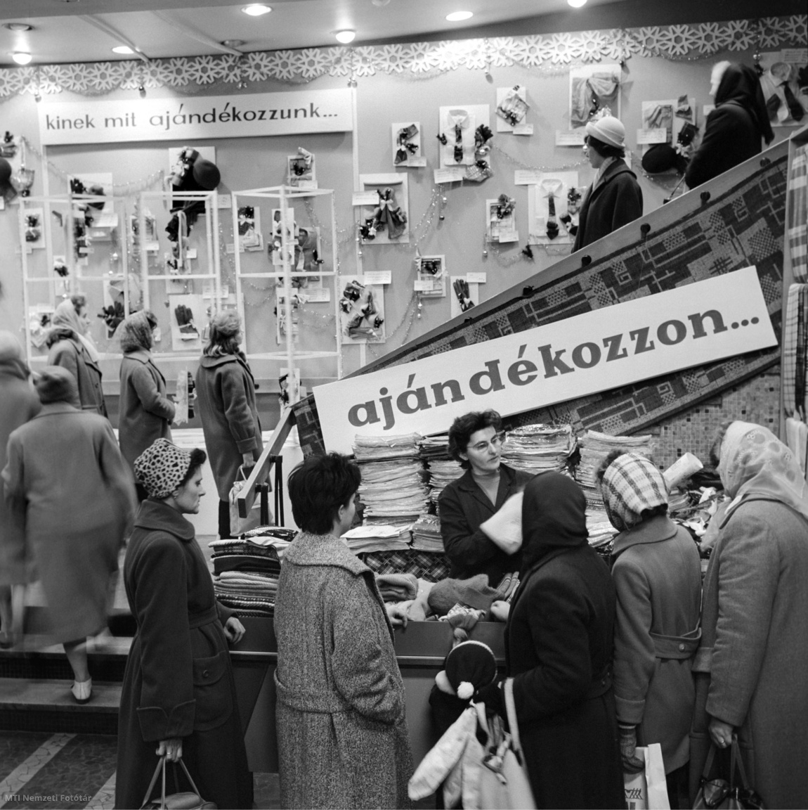 Budapest, 1962. december 14. Külön árusító asztalokat állítottak be a karácsonyi forgalom kiszolgálására a Csillag Áruházban.