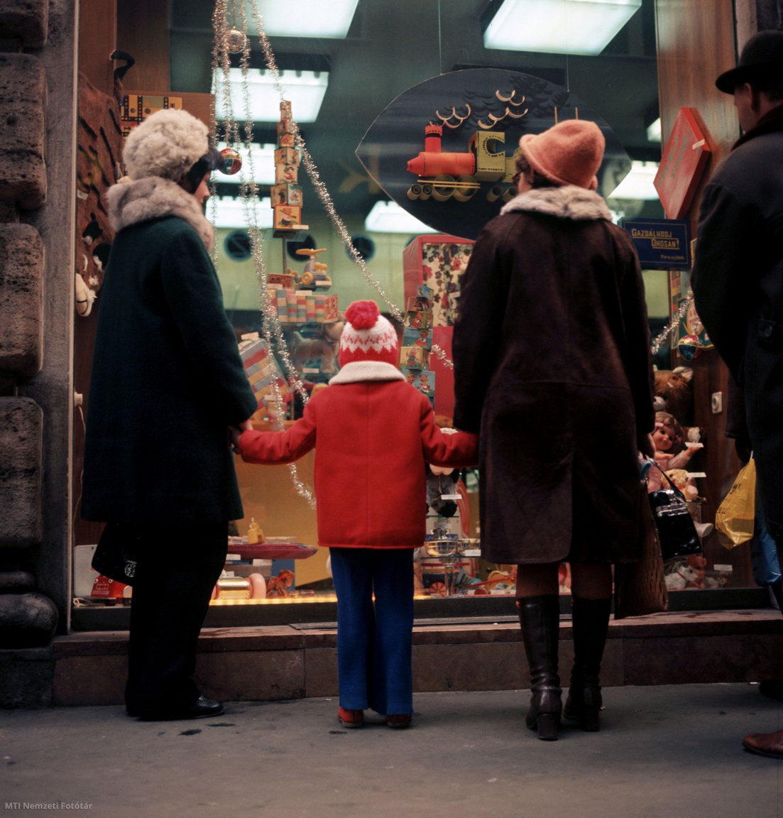 Budapest, 1985. december 22. Nézelődők aranyvasárnap egy játékbolt kirakatánál.