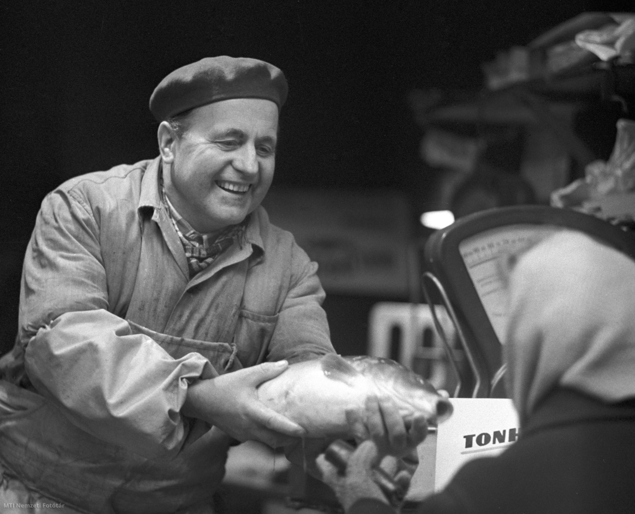 Budapest, 1962. december 19. Az eladó átnyújtja a megvásárolt halat a vevőnek a karácsony előtti bevásárláson a Garai téri piacon.