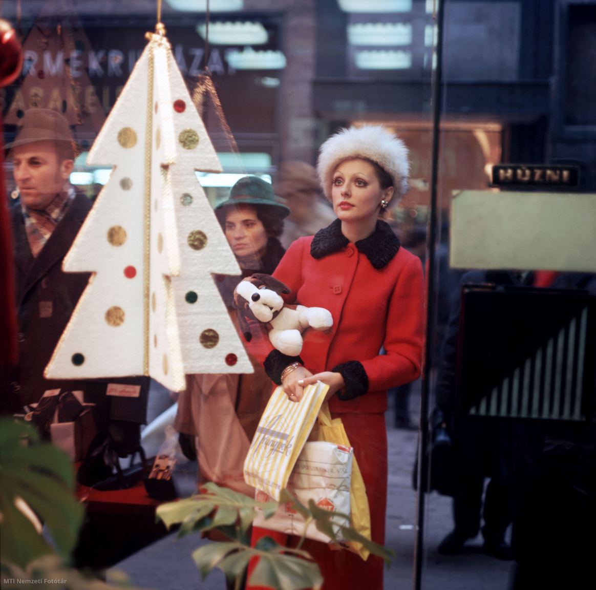 Budapest, 1985. december 22. Vásárlók társaságában Szilágyi Mari manöken egy karácsonyi kirakat előtt.