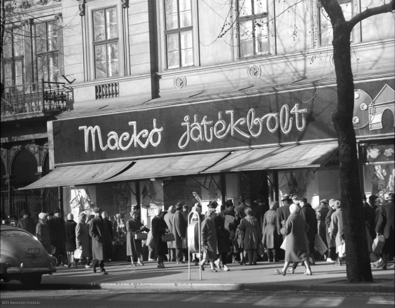 Budapest, 1961. december 17. Ezüstvasárnapi forgalom a Mackó Játékboltnál.