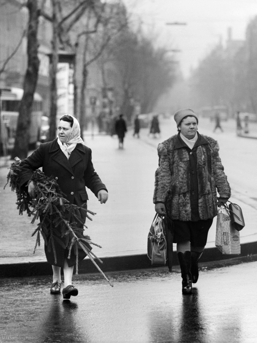 Budapest, 1962. december 16. Fenyőfát és ajándékcsomagokat cipelő járókelők a Rákóczi úton a karácsony előtti ezüstvasárnapon.