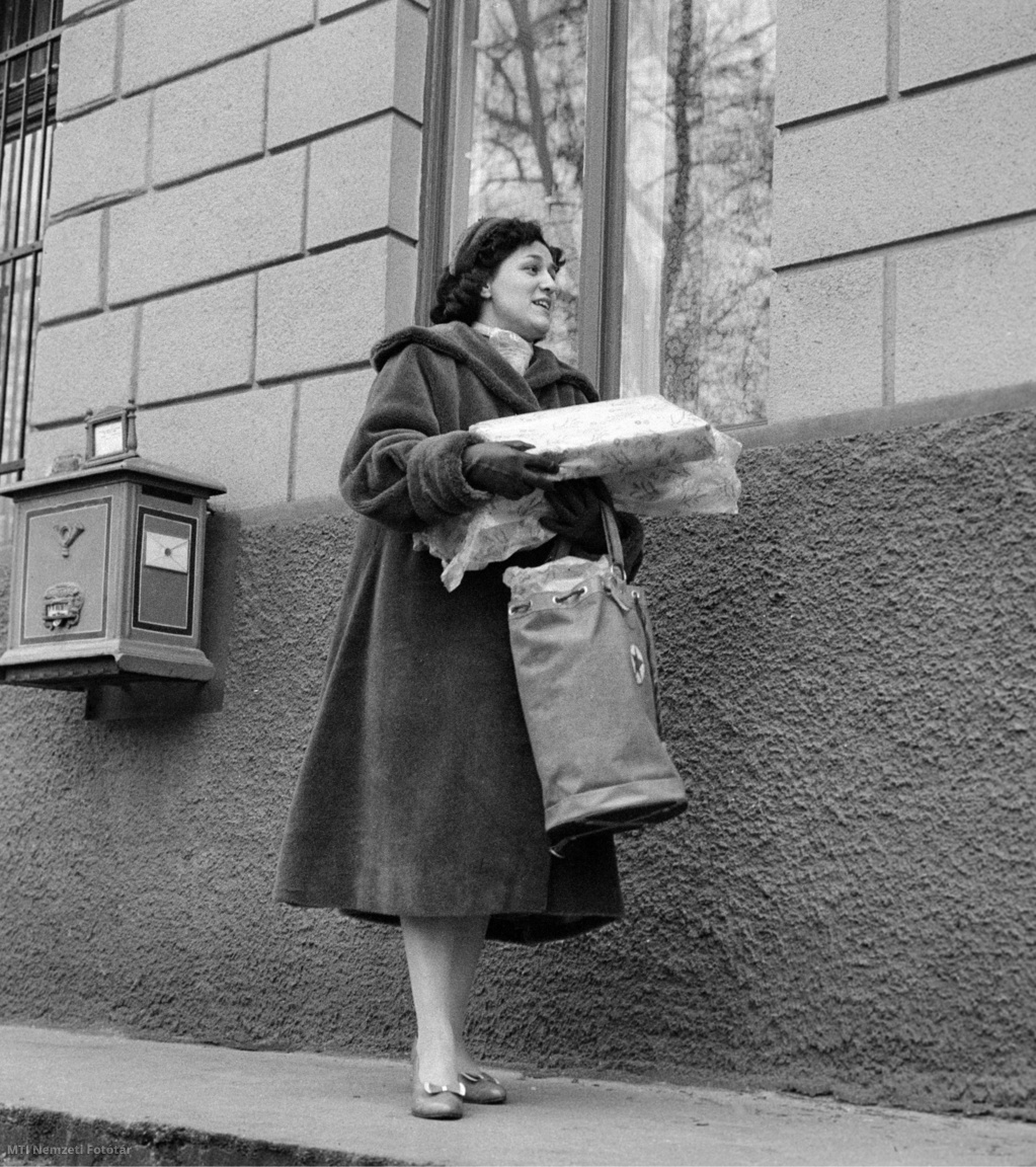 Budapest, 1960. december 21. Szőcs Lászlóné ajándékokkal megrakodva indul haza a vásárlásból karácsony előtt.