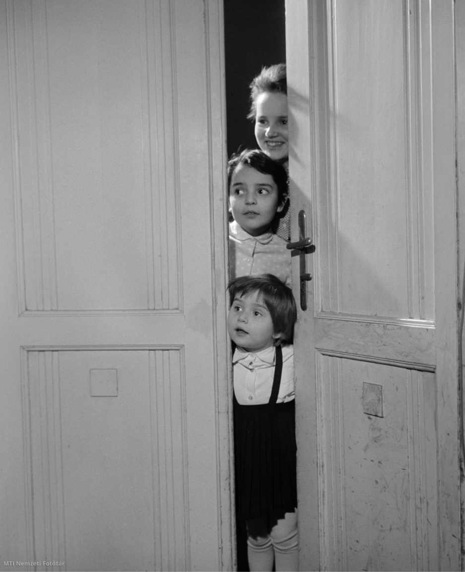 Budapest, 1962. december 22. Miklósy György Jászai Mari díjas színésznek, a Petőfi Színház tagjának lányai a 12 éves Jutka, a 8 éves Kati és a 4 éves Anna figyelik amint szüleik készülődnek a karácsonyra.