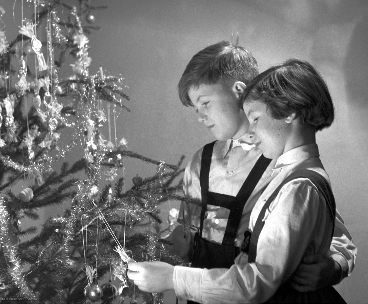 Magyarország, 1955. december 26. Gyerekek állnak a karácsonyfa előtt az ünnep másnapján.