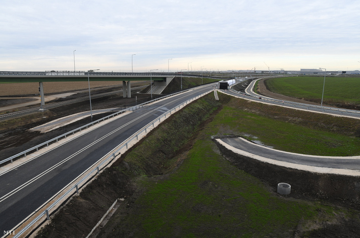 A 33-as számú főút kétszer két sávossá bővített szakasza, a BMW autógyárnak is helyet adó északnyugati ipari övezet és az M35-ös autópálya közötti szakasz bővítése Debrecen határában az átadás napján, 2023. november 10-én