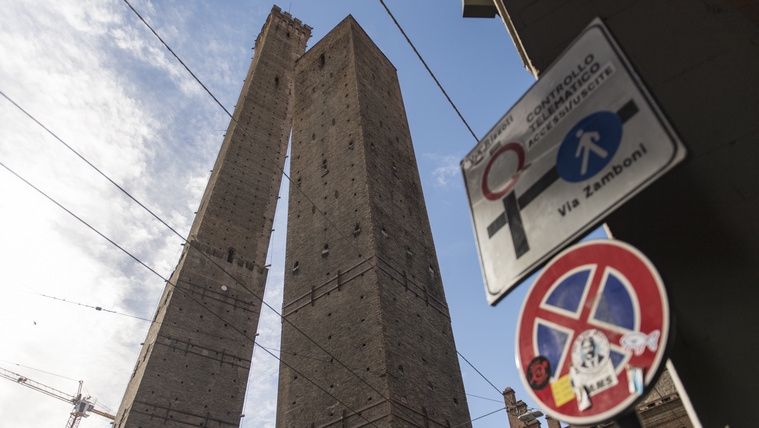 Lezárták a híres olaszországi tornyot, mert bármikor összedőlhet