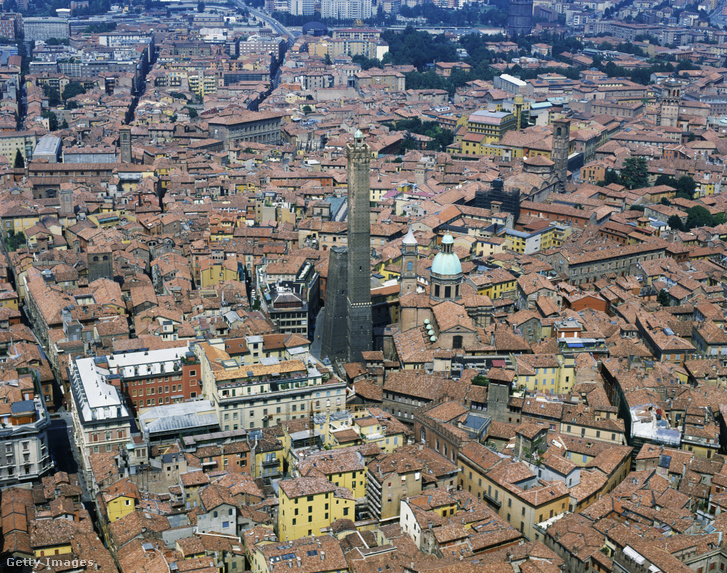Bologna látképe a Garisenda- és Asinelli-tornyokkal