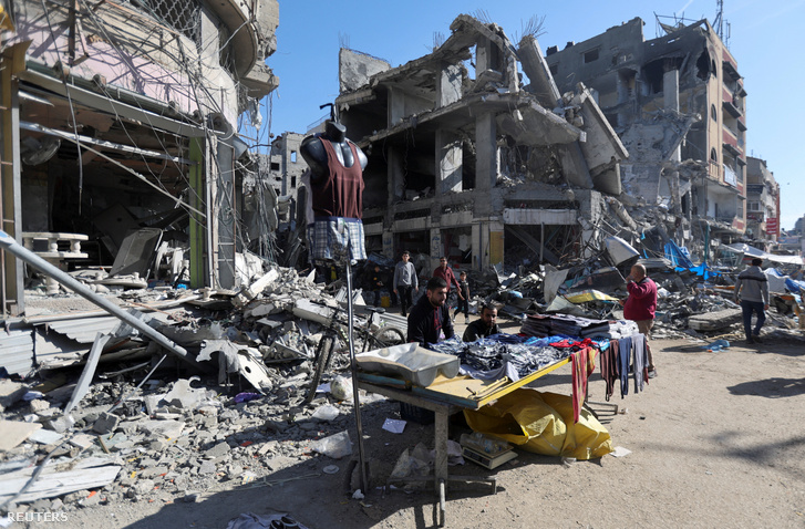 Palesztin piac izraeli légicsapásokban lerombolt épületek között a Gázai övezetben 2023. november 30-án
