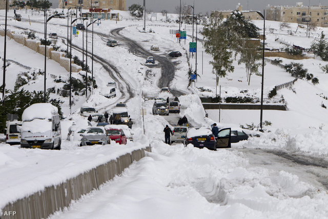 Hóban ragadt autók egy jeruzsálemi főúton