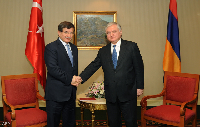 Ahmet Davutoglu török és Edward Nalbandian örmény külügyminiszterek történelmi kézfogója Jerevánban