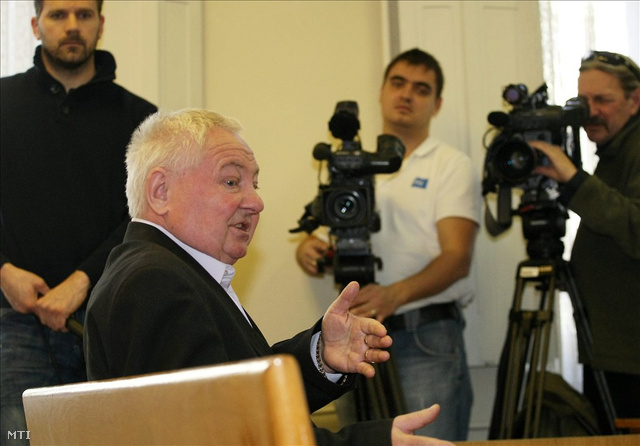 Stadler József vallomást tesz a vádlottak padján ülve az ellene és két társa ellen indított büntetőper első tárgyalási napján Kecskeméten (2011.)