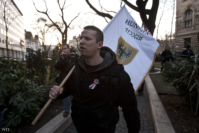 Toroczkai László vezetésével petíciót kivántak átadni az IMF hazai képviseletének tüntetők 2012. március 15-én