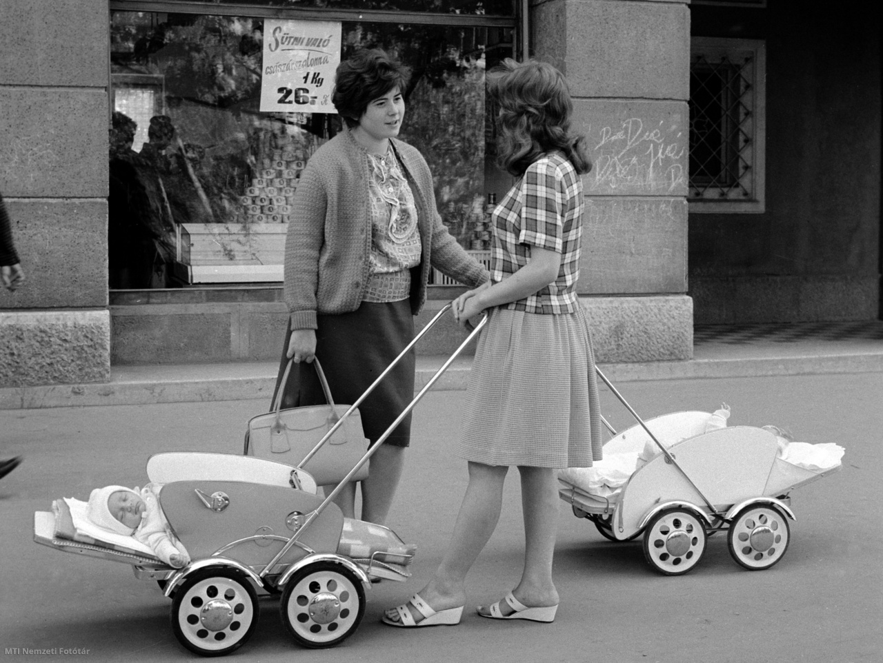 Dunaújváros, 1965. június 2. Fiatal anyák beszélgetnek egy dunaújvárosi élelmiszerbolt előtt
