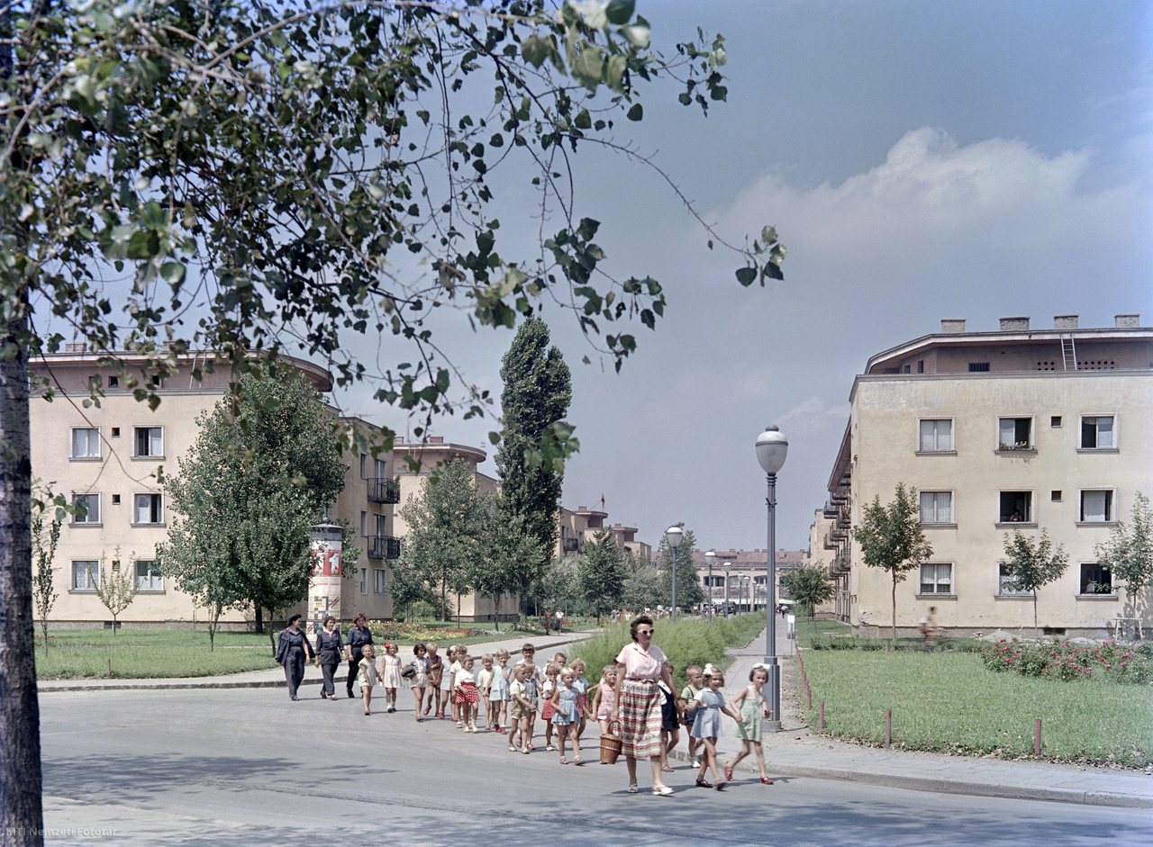Sztálinváros, 1959. augusztus 5. Óvodáscsoport megy gondozónőjével a belváros egyik utcáján.