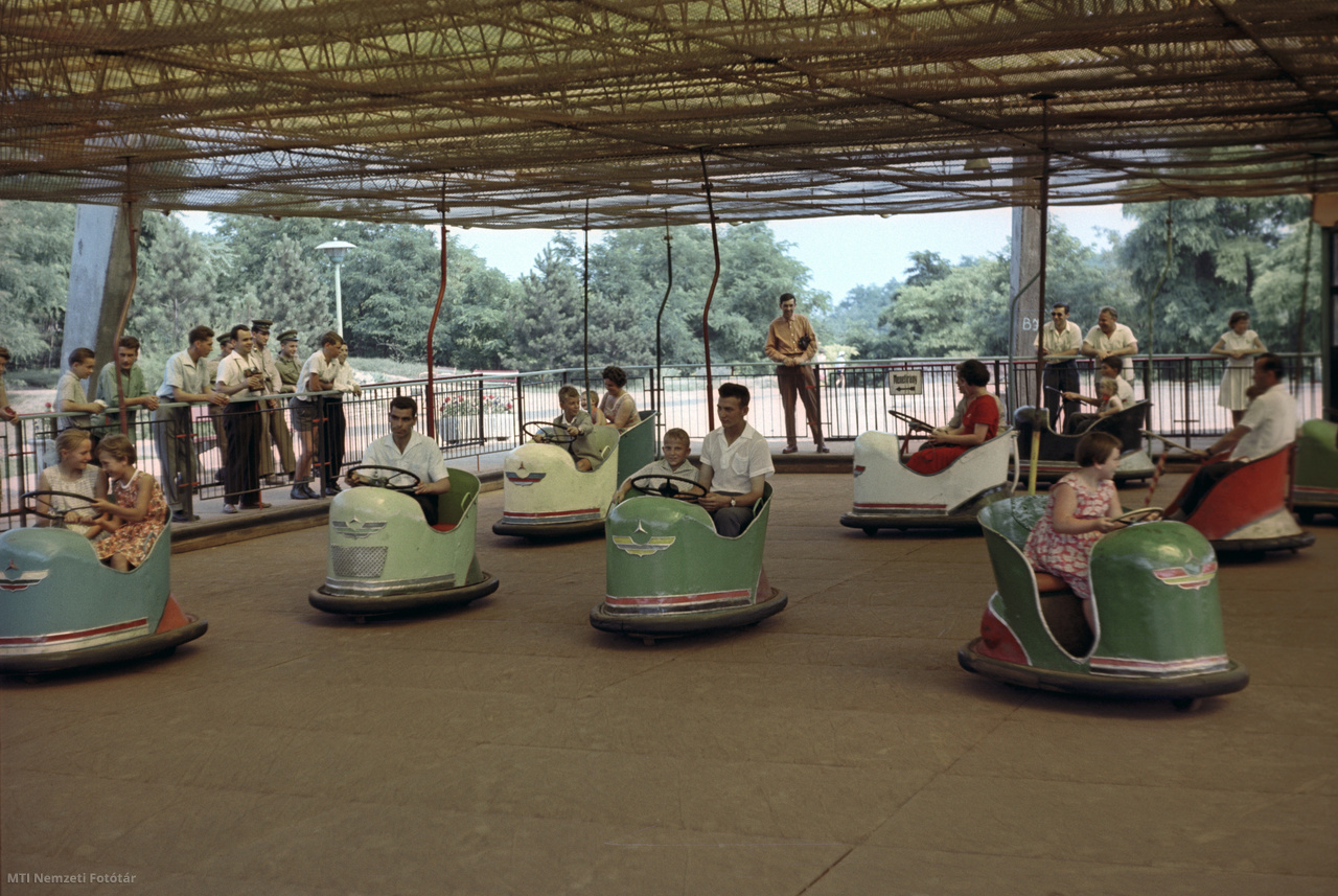 Dunaújváros, 1963. június 30. Szórakozó, dodzsemező - villanyhajtású játékautó, lökhárítóval - emberek a Vidám Parkban.
