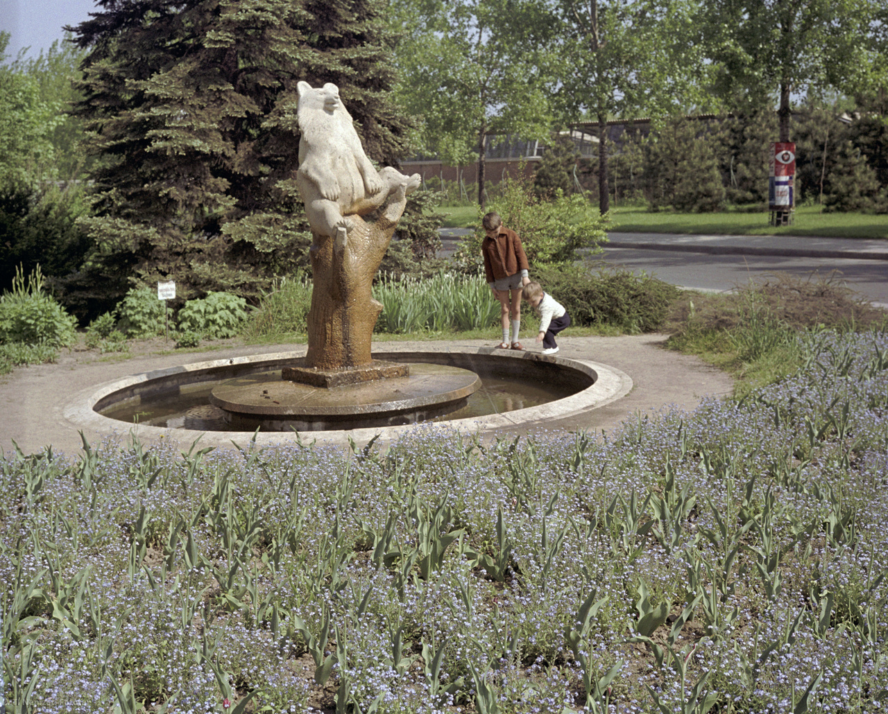 Dunaújváros, 1964. május 8. Somogyi József szobrászművész Öntelt mackó című alkotása az Építők útja melletti parkban lévő szökőkútban.