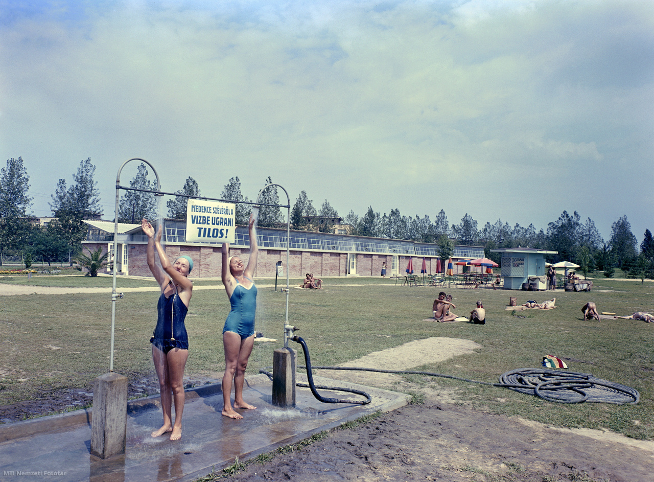Sztálinváros, 1959. augusztus 5. Nők zuhanyoznak a sztálinvárosi strandon, a háttérben öltözőkabinok állnak