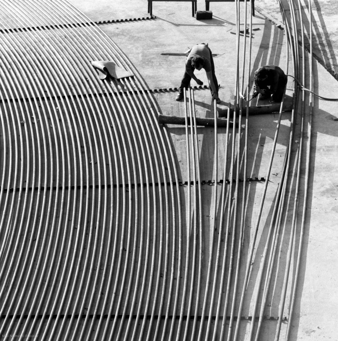 Budapest, 1978. október 4. Felújításra szorult a Városligeti Műjégpálya csőrendszere. A felújítást végző Csőszerelőipari Vállalat és a Népstadion Építőipari Vállat dolgozói 42 kilométernyi hűtőcsövet fektettek le.. A 85 éves pesti "korcsolyaparadicsom" november 7-én nyitja kapuját.