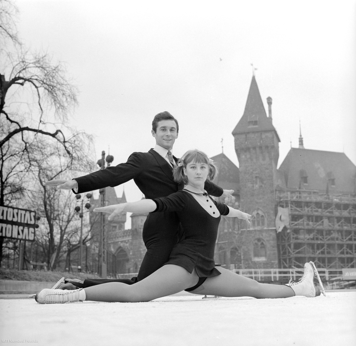 Budapest, 1964. december 10. Fiatal műkorcsolyázó sportoló páros gyakorol a Városligeti Műjégpályán.