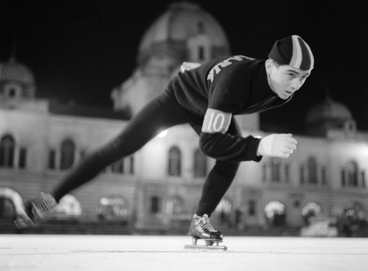 Budapest, 1961. december 6. Karácsony Antal (Bp. Vörös Meteor), a Városligeti Műjégpályán rendezett Budapest Petőfi idénynyitó gyorskorcsolyázó verseny férfi 3000 m versenyszámának győztese.