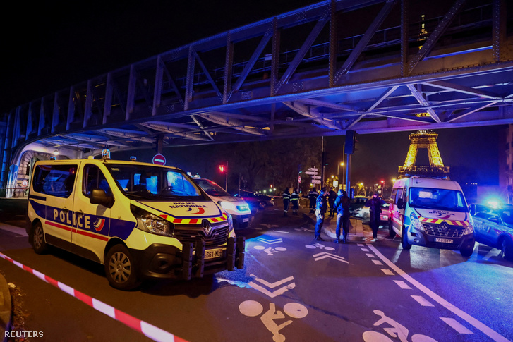 A francia rendőrség biztosítja a Bir-Hakeim hídhoz való hozzáférést egy biztonsági incidens után Párizsban, Franciaországban 2023. december 2-án