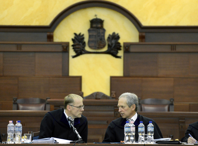 Darák Péter a Kúria elnöke (b) és Wellmann György a testület polgári kollégiumának vezetője a kollégium ülésén 2013. december 16-án.