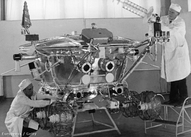 A szovjet Lunohold-1 holdjáró tesztelés közben.