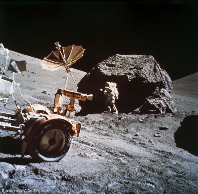 Harrison Schmitt, az Apollo-17 küldetésen mintagyűjtés közben.